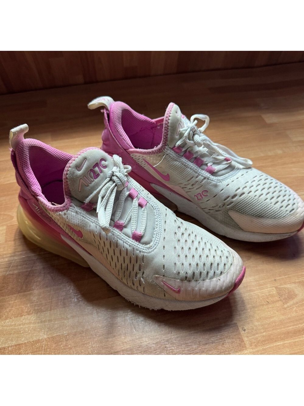 Nike Air Max 270 shoes in a white/light gray and pink size 6.5